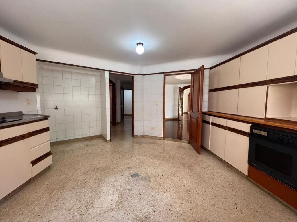 Apartamento de 4 alcobas en venta en Los Rosales, Bogotá, 241 m² · foto 12 de 20