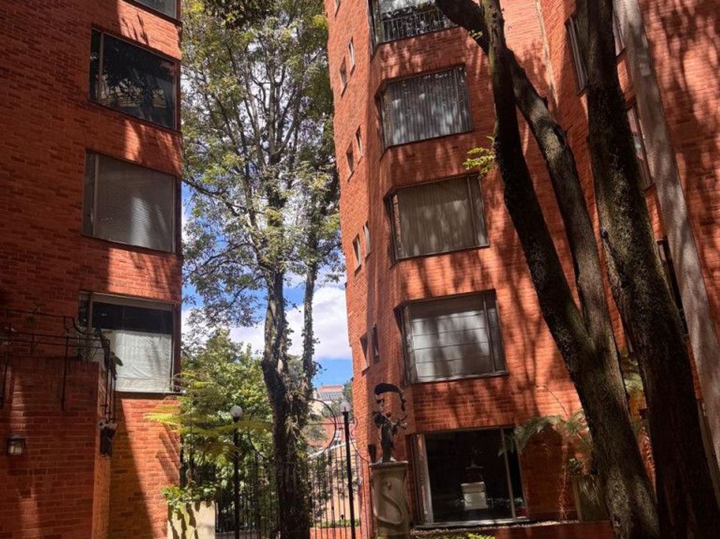 Apartamento de 4 alcobas en venta en Los Rosales, Bogotá, 241 m² · foto 2 de 20