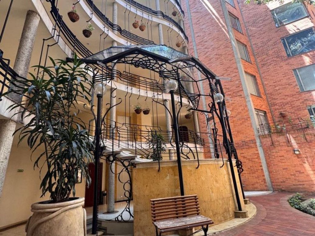 Apartamento de 4 alcobas en venta en Los Rosales, Bogotá, 241 m² · foto 3 de 20