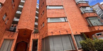 ELEGANTE APTO de 240.50M2 , ubicado en la zona oriental y mas exclusiva de la ciudad, LOS ROSALES. Su diseño arquitectónico brinda la oportunidad de explorar y tener claridad constante. Cuenta con tres alcobas, mas la habitación de servicio, cada una esta equipada con baños privados, adicional del baño auxiliar y social. la pieza principal posee walk - in closet, la sala ubicada en la parte del centro goza de chimenea y amplias ventanas, comedor, hall y salas auxiliares, cocina tipo vintage, zona de lavado, cuarto de ropas, DOS parqueaderos y espacioso deposito, el edificio tiene dos ascensores de servicio, tiene planta eléctrica, y facilitador de carga para los vehículos sostenible, recepción y salón social, vigilancia 24/7, CCTV, una zona verde para descanso muy acogedora y zona infantil.  Puntos de intereses como el Club Nogal, Iglesias, Centro Comercial Andino, zonas G y T, Parque de la 93 y supermercados. Con vías de acceso fácil a la 7, 72, la 80.