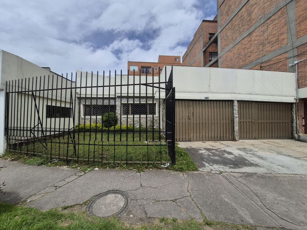 Casa de 4 alcobas en venta en El Batan, Bogotá, 375 m² · foto 2 de 20