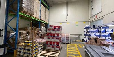 Bodega en arriendo en La Central Mayorista de Antioquia, en el municipio de Itagí. La bodega tiene 3 cavas de refrigeración instaladas, con muy buenos espacios para despacho de mercancías y oficinas. La zona de cargue y descargue que se ve en las fotos donde está el camión, es una zona compartida con otras bodegas. 