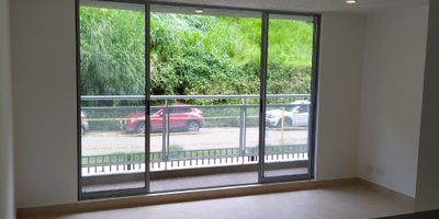 Apartamento en venta en El Poblado en unidad cerrada cerca a supermercados de cadena, rutas de transporte público y servicios complementarios de la zona. Cuenta con salacomedor, pisos en cerámica, estudio, hall de alcobas, tres habitaciones con closet, dos baños, cocina semiintegral en mesón de granito, estufa, calentador a gas, zona de ropas, jardín y antejardín. La unidad posee de un parqueadero cubierto, dos ascensores, piscina, gimnasio, salón comunal, parques infantiles, placa polideportiva, zonas verdes, circuito cerrado de tv, vigilancia y portería las 24 horas. Inmueble sujeto a verificación de disponibilidad.