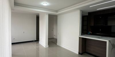 Moderno y acogedor apartamento en venta en Bellaterra Aquarius, sector residencial privilegiado, muy cerca de la Clínica de la Policía.

Entre las comodidades que ofrece esta propiedad se encuentran:

 Parqueadero
 Salón social
 Piscina
 Área de juegos infantiles
Detalles adicionales:

 Ubicación: Valle del Lili
 Área construida: 62 metros cuadrados
 2 habitaciones
 2 baños
 Parqueadero: 1 
 piso :4 
 Administración: $239.000
 Precio de venta: $295 millones