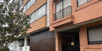 Apartamento en arriendo en Batán – Bogotá.

Área de 107,75 m² ubicado en el cuarto piso, con ascensor y vista exterior. El inmueble se caracteriza por ser amplio, cómodo y con excelente iluminación natural.

Cuenta con sala-comedor con chimenea, cocina independiente de buen tamaño, estudio y baño social. Dispone de tres habitaciones, la principal con baño privado, y un baño auxiliar para las alcobas secundarias.

La zona social se encuentra totalmente independiente del área de alcobas, garantizando privacidad y confort. Incluye dos garajes independientes.
EDIFICIO SISTEMATIZADO, CON SERVICIOS DE SEGURIDAD Y ADMINISTRACIÓN EFICIENTES.