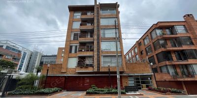 Se vende apartamento en el sector de Chico Norte, muy iluminado, excelentes acabados, interior, ubicado en piso 2 con ascensor, área de 67 metros mas 20 metros de terraza, consta de sala comedor con chimenea, cocina abierta, zona de lavandería independiente, 2 alcobas, 2 baños, 1 parqueadero cubierto, El edificio cuenta con vigilancia privada 24 horas, salón comunal. Vías de acceso por la Autopista Norte, Calle 100, Avenida Novena