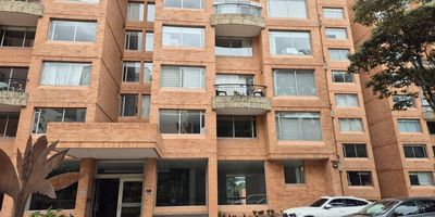 Espectacular Penthouse en la Mejor Ubicación de Bogotá - Bosque de Medina
Ubicado en uno de los sectores más exclusivos y codiciados de Bogotá, este penthouse completamente remodelado combina lujo, comodidad y sofisticación en cada detalle. Con una vista panorámica impresionante de la ciudad y la naturaleza circundante, esta propiedad ofrece un espacio moderno y elegante para quienes buscan lo mejor.

Sus amplias áreas sociales, espaciosas habitaciones y acabados de alta calidad reflejan un estilo contemporáneo y refinado. La remodelación de alta gama incluye una cocina gourmet, baños de diseño, sistemas de iluminación inteligentes y acabados de lujo que crean un ambiente cálido y acogedor.
Disfruta de la privacidad y exclusividad que brinda este penthouse, así como de fáciles accesos a parques, centros comerciales, restaurantes y las principales vías de la ciudad. Cod: 4824