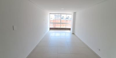 Apartamento en arriendo en Medellín, Antioquia. Ubicado en el barrio Bombona No.1, en el piso 7 de la Torre Pabellón de Agua, este inmueble de estrato 4 cuenta con 85 m². Ofrece 3 habitaciones, 2 baños y 1 parqueadero. El canon de arriendo es de $3,000,000. Una opción de vivienda en Medellín ideal para quienes buscan comodidad en un sector residencial. Para más información sobre este apartamento en Bombona No.1, contacte por WhatsApp o consulte los teléfonos para agendar su visita.