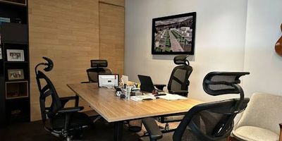 Oficina para la venta ubicada en el sector de las palmas, el poblado. cuenta con un área total de 365 m², distribuidos en amplios y luminosos espacios, con vista panorámica de la ciudad. pisos en porcelanato, dos baños y una cocineta. está ubicada en edificio con portería y vigilancia las 24 horas. excelente ubicación, con fácil acceso a transporte público, vías principales y zona comercial. Código de Abad faciolince OFI1021. Asesor Mauricio Correa 3127578505.