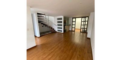 Te presentamos esta hermosa casa ubicada en una zona residencial privilegiada de Colombia. Con una amplia área de terreno de 85.0 y una construcción de 115.0, esta propiedad es ideal para ti y tu familia.
Al ingresar a la casa, podrás disfrutar de una distribución cómoda y funcional que se divide en 3 alcobas, perfectas para descansar y tener privacidad. Además, cuenta con 2 baños completos, lo que brinda comodidad y practicidad en el día a día.
Destaca su cocina integral con una moderna barra estilo americano, donde podrás preparar deliciosas comidas y compartir momentos en familia o con amigos. También cuenta con un amplio comedor auxiliar, perfecto para tus reuniones y cenas especiales.
Otros detalles que no puedes pasar por alto en esta casa son: armarios empotrados en las habitaciones, baño auxiliar, baño en la habitación principal, biblioteca/estudio para trabajar o estudiar cómodamente, calentador, clósets para organizar tus pertenencias, depósito, doble ventana para mayor aislamiento del ruido y la temperatura, entre otros.
Además de sus características internas, esta propiedad también cuenta con atractivas características externas. Podrás disfrutar de acceso pavimentado y acceso para personas discapacitadas, lo que hace que sea una opción ideal para todos. Además, su ubicación cercana a colegios y universidades brinda una excelente oportunidad para familias con hijos en edad escolar.
La propiedad también cuenta con un garaje privado y amplios espacios de estacionamiento para visitantes, así como con un patio donde podrás relajarte y disfrutar del aire libre dentro de la seguridad de una urbanización cerrada con vigilancia las 24 horas.
Si buscas un área social para realizar actividades de ocio y esparcimiento, esta propiedad cuenta con salón comunal, parques cercanos y áreas verdes en la urbanización. Además, su cercanía al transporte público hace que sea una opción ideal para aquellos que buscan movilidad y comodidad en