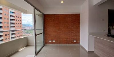 Arrienda este cómodo apartamento de 75.M2, con tres habitaciones, dos baños, parqueadero y cuarto útil integrado. sus espacios están muy bien distribuidos, ofreciendo amplitud, funcionalidad y excelente iluminación natural. ubicado en unidad cerrada con vigilancia 247, brinda seguridad y tranquilidad para toda la familia. además, cuenta con una gran vista que convierte cada día en una experiencia única. perfecto para quienes buscan comodidad, ubicación estratégica y un entorno seguro.