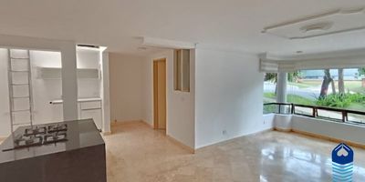 En el sector de Los Balsos con la Inferior, en El Poblado, se arrienda esta amplia casa de aproximadamente 300m², distribuida en cuatro subniveles que garantizan comodidad y privacidad. En el primer nivel cuenta con comedor, cocina integral con isla, patio de ropas y cuarto de servicio con baño. En el subnivel se disfruta de una sala amplia con estar y un patio con zona verde y árboles. En los niveles superiores encontrarás cuatro alcobas, dos de ellas con baño y vestier, una con jacuzzi, además de estudio, biblioteca y balcón.La casa incluye parqueadero lineal cubierto para dos carros, uno descubierto adicional y cuarto útil. La unidad ofrece vigilancia 24/7, piscina, zonas verdes, juegos infantiles y cancha polideportiva.Ubicada en un punto estratégico, con acceso a transporte, vías principales, supermercados, centros comerciales y colegios. Estrato 6 y con orientación sin poniente.Una opción ideal para familias que buscan amplitud, seguridad y ubicación privilegiada en El Poblado. E