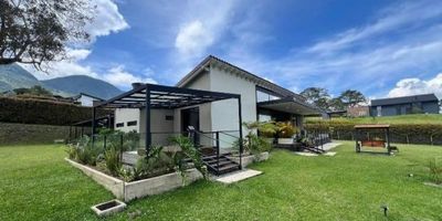 Finca en parcelación privada en El Carmen de Viboral, vía al Canadá. Propiedad en excelente estado con lote de 3.000 m² y 270 m² construidos. Cuenta con 4 alcobas, deck, jacuzzi y espacios sociales rodeados de naturaleza. Ubicada en un sector exclusivo y de alta valorización.