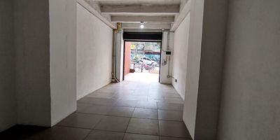 Impulsa tu proyecto en este local con distribucion versatil, ideal para adaptarlo a las necesidades de tu marca o empresa. Cuenta con acometida a punto cero, instalaciones para cocina, 1 bano, puerta tipo persiana y un amplio espacio abierto listo para personalizar.

Su ubicacion estrategica en una zona de alto flujo vehicular y peatonal garantiza visibilidad y facil acceso a vias principales. Esta a pocos pasos de Comfama Aranjuez, el Parque de Aranjuez y con conexion directa al Puente de la Madre Laura, ademas de supermercados y una variada oferta gastronomica.

Un espacio con gran potencial para multiples tipos de negocio, en un entorno dinamico y con proyeccion comercial.