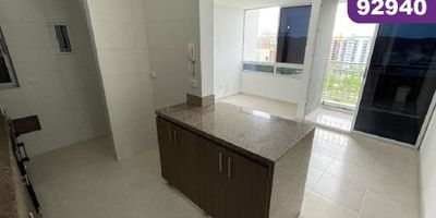 Apartamento en venta ubicado en el barrio Miramar en un edificio con vigilancia privada las 24 Horas y zonas sociales de entretenimiento, cuenta con 11 pisos y el apartamento se encuentra en el piso 3, con un área construida de aproximadamente 61mt2 distribuidos en 3 habitaciones, 2 baños, sala-comedor, cocina semi/integral, con buena distribución en sus áreas, con buenos y modernos acabados, fresco y acogedor, su entorno es tranquilo y residencial con cómodas vías de acceso y facilidad al transporte publico cercano, en el sector puede encontrar misceláneas y supermercados cercanos.