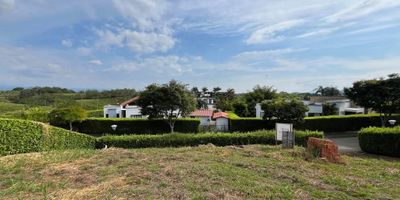 Se vende lote de 1500 m2 totalmente plano ubicado en la exclusiva y segura zona de Cerritos dentro de un conjunto cerrado con vias pavimentadas porteria y vigilancia 247

Acceso a servicios basicos
Administracion 650000
Ubicado en la entrada 12 Liceo Merani de Cerritos
Cercano a club campestre clinicas centros comerciales restaurantes y mall de comidas

Ideal para construir tu casa campestre y disfrutar de la tranquilidad seguridad y alta valorizacion de la zona