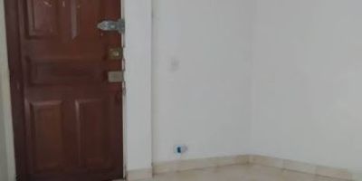 Vive en un lugar estratégico, cerca de todo lo que necesitas. Este apartaestudio en conjunto cerrado te ofrece la comodidad de estar cerca del centro, con la tranquilidad de un espacio privado. Disfruta de sus  acabados, sus espacios bien distribuidos y su excelente iluminación. ¡Ideal para estudiantes, profesionales o parejas!