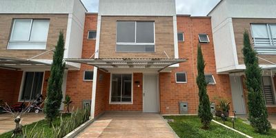 Se vende para estrenar espectacular casa en condominio exclusivo de Santa Rosa de Cabal La propiedad cuenta con 100 m2 construidos disenados con excelente iluminacion y ventilacion natural

Distribucion

Amplia sala comedor

Cocina integral

Zona de patio o de ropas independiente

Tres habitaciones con closet

Tres banos

Parqueadero con techo

El conjunto ofrece excelentes zonas sociales
Piscina
Juegos infantiles
Salon social
Zona BBQ
Parqueaderos para visitantes
Seguridad privada

La propiedad se encuentra libre de todo gravamen lista para escriturar

Ubicacion uno de los conjuntos mas exclusivos de Santa Rosa de Cabal rodeado de exclusividad y tranquilidad