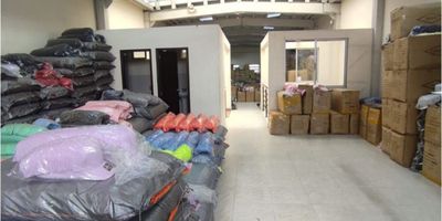 Se Vende Bodega en El centro de Medellín 

Nivel 1

Área de Lote 720 mts2 
Área Construida 620 mts2 

Amplios Espacios, 3 oficinas, 4 baños, cocineta,puerta camión, piso reforzado, fácil acceso para Cargue y descargue

Unidad cerrada  ,Vigilancia 24horas , parqueadero de visitantes, zona industrial,
Estrato 5
Precio $ 2300 Millones  Negociables