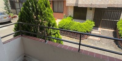 Excelente oportunidad en una de las zonas mas apetecidas de la ciudad Casa amplia comoda y con gran potencial de valorizacion

Ubicacion Centro de Pereira
Area construida aprox 110 m2
Antiguedad aprox 25 anos

Caracteristicas del inmueble

4 habitaciones

2 banos

Sala

Sal comedor

Cocina integral con gas natural

Agua caliente

Garaje

Pequeno patio

Zona de parqueadero abierto

Valor 420000000
Estrato 4
Aporte vigilancia 70000 mensuales

Ideal para familias que buscan ubicacion central comodidad y seguridad