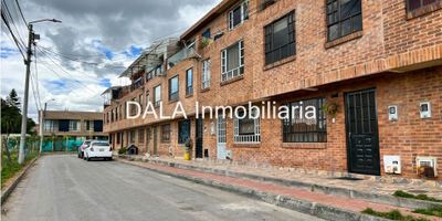 DALA Inmobiliaria vende casa en Chía, Cundinamarca, consta de: sala, comedor independiente, cocina integral, zona de lavandería independiente, baño auxiliar, segundo nivel: dos habitaciones, un baño auxiliar completo, estudio Tercer nivel: habitación principal con baño completo, y balcón, cerca de vía principal y transporte público. 

No dejes pasar esta oportunidad única de tener el hogar que siempre soñaste, Contáctanos ahora mismo y hagamos realidad tus sueños con DALA Inmobiliaria, Si estás buscando inmobiliarias en Chía, somos tu mejor opción. También manejamos Bienes Inmuebles en Cajicá y Cota. Cod-1922 S
