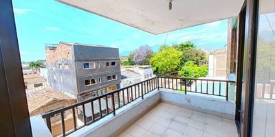 Apartamento en venta de 114 m², con vista exterior, ubicado en un 4to piso (Apto 402), con parqueadero privado (19) y acceso por escaleras. Cuenta con 3 habitaciones, 3 baños, sala comedor, cocina integral y zona de lavandería, con pisos en cerámica en todo el inmueble que facilitan su cuidado y brindan frescura. El conjunto ofrece vigilancia privada las 24 horas, garantizando seguridad y tranquilidad, además de una excelente ubicación cerca a centros comerciales como Unicentro Cali y Aquarela, supermercados de cadena como Éxito Wow Unicentro y Alkosto, instituciones educativas como el colegio Anglo Americano y el Bilingüe Lacordaire, así como la Universidad del Valle, con fáciles vías de acceso por la Calle 15 y la Carrera 83, convirtiéndolo en un espacio ideal para disfrutar de la vida en familia. ID-42750599939
