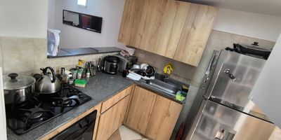 Se Vende Casa en Envigado, Las Antillas 

Área 124mts2
2 Niveles 

Vista panorámica 

Amplios Espacios Distribuidos en 3 Alcobas, 3 baños, Estudio,sala comedor,  cocina integral, zona de ropas, patio,  balcón, 2 Parqueaderos, cuarto útil 

Excelente Ubicación 

Unidad cerrada, vigilancia 24 horas,  piscina, Gimnasio, Salón social, Cancha múltiple, Sauna, Turco, zona de BBQ, zona verde
Estrato 4
Admon $ 450 Mensual 
Precio $ 760 Millones Negociables