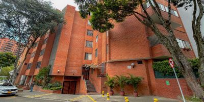 Apartamento de Lujo en El Peñón, Cali
Ubicado en el corazón de Cali, en el tradicional y gastronómico sector de El Peñón, este apartamento esquinero en segundo piso ofrece vistas al río y a lugares emblemáticos de la ciudad. A solo media cuadra del parque El Peñón, cerca de sitios como El Obelisco y el Hotel Intercontinental.
Características:
Área: 130 m²
Habitaciones: 3 espaciosas con diseño moderno
Baños: 3 baños de lujo
Jacuzzi: Espacio para relajación
Zona de Ejercicio: Para mantenerte activo
Acabados:
Diseño Moderno: Estilo elegante con materiales de alta calidad
Iluminación: Ventanas amplias con luz natural
Pisos: Porcelanato y detalles sofisticados
Ubicación:
Sector Gastronómico: Restaurantes y cafeterías cerca
Sitos de Interés: El Obelisco, el Parque El Peñón, la Avenida del Río
Accesibilidad: Fácil acceso a transporte público y privado
Este apartamento ofrece lujo, comodidad y una ubicación privilegiada en uno de los sectores más emblemáticos de Cali. ¿Te gustaría más información o programar una visita?