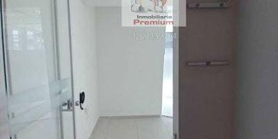 OFICINAS CENTRO EMPRESARIAL NORTH POINT PISO ALTO, dos oficinas que unidas sumas esa área,  ideal para que pueda adecuar según su necesidad, excelente precio por metro cuadrado, cuatro cupos de parqueaderos privados, baterías de baños comunales por piso, excelente edificio inteligente, alta seguridad, parqueadero publico, salones de conferencias, en primer piso zona bancaria y comercial, posibilidad de alquilar 90M adicionales, disponibilidad inmediata, documentos al día, opción permuta , agende su cita previa Claudia Morales