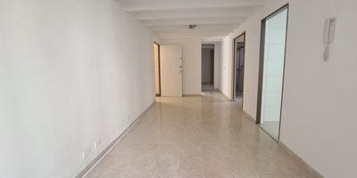 Apartamento en venta primer piso conjunto residencial Parques de la Flora, barrio Prados del Norte. El apartamento con una muy buena distribución, con espacios iluminados y ventilado. Ideal para familias con adulto mayor. El inmueble consta de: sala comedor, cocina semi integral, zona de oficio, dos alcobas una de ellas con baño privado, baño social, espacio para biblioteca u oficina y parqueadero privado cubierto. En la unidad encuentras zonas verdes, zona de juego para niños, tanque de agua, dos porterías, parqueadero para visitantes. Por la ubicación del barrio es un punto de conexión entre el centro y el norte de la ciudad, muy cerca a la avenida tercera norte. En la zona encuentras supermercados, droguerías, panaderías, transporte público, parques, gimnasio, clínicas y mucho más. Si estás interesado llámame y coordinamos la cita.