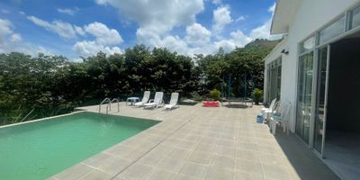 Código: 942FR6866  Esta magnífica casa campestre se encuentra en una de las zonas más exclusivas de Pereira, Risaralda. Con un área de terreno de 1900 M2 y una impresionante área construida de 400 M2, esta propiedad es perfecta para aquellos que buscan un estilo de vida elegante y confortable. Además, cuenta con un área privada de igual tamaño, lo que garantiza la privacidad y comodidad de sus residentes.

La casa cuenta con 4 amplias alcobas, cada una con su propio baño, para garantizar la comodidad de sus ocupantes. Además, cuenta con 5 espaciosos garajes, para que pueda aparcar sus vehículos con total seguridad y sin preocupaciones.

Esta casa campestre es ideal para aquellos que tienen mascotas, ya que cuenta con un amplio espacio donde pueden correr y jugar libremente. Además, cuenta con armarios empotrados en todas las habitaciones, para mantener el orden y la organización en todo momento.

En su interior, la casa cuenta con una distribución estratégica que aprovecha al máximo cada espacio, lo que permite una ventilación e iluminación natural en todas las áreas. La cocina tiene un estilo americano y está totalmente equipada con todo lo necesario para preparar deliciosas comidas en familia. También cuenta con una amplia barra donde puede disfrutar de un aperitivo mientras cocina.

La propiedad cuenta con un estudio y una biblioteca, ideales para aquellos que trabajan desde casa o para aquellos que buscan un espacio tranquilo para leer y estudiar. Además, cuenta con un calentador para garantizar una temperatura agradable en todo momento.

La casa cuenta con amplios clósets en todas las habitaciones, lo que le brinda mucho espacio para almacenar sus pertenencias. Además, cuenta con una zona de lavandería completamente equipada y una habitación de servicio con su propio baño.

Una de las características más impresionantes de esta casa es su jacuzzi, perfecto para relajarse después de un largo día de trabajo y disfrutar de una vista 