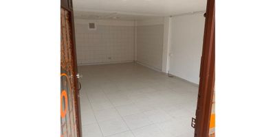 VENTA FABULOSO LOCAL PRIMER PISO ,CONJUNTO CEDRO NORTE BARRIO BARRANCAS. AREA 60 M2, ALTURA 2,20 MTS.  BAÑO PRIVADO, COCINETA CON LAVAPLATOS. SERVICIOS DE AGUA, LUZ Y GAS.  RENTANDO ACTUALMENTE,  CON EXCELENTES VIAS DE ACCESO. ZONA COMERCIAL Y RESIDENCIAL.  CERCA DE LA CARRERA SEPTIMA Y NOVENA.
