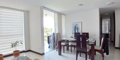 Apartamento en arriendo en Galicia en unidad cerrada cerca a supermercados de cadena, rutas de transporte público y servicios complementarios de la zona. Cuenta con salacomedor, pisos en cerámica, hall de alcobas, tres habitaciones con closet, dos baños, cocina integral tipo americano en mesón de Quartzone, estufa, calentador a gas y zona de ropas. La unidad posee de un parqueadero cubierto, ascensores, piscina, gimnasio, salón comunal, sauna turco, parques infantiles, placa polideportiva, zonas verdes, circuito cerrado de tv, vigilancia y portería las 24 horas. Inmueble sujeto a verificación de disponibilidad.