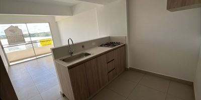 Excelente oportunidad de inversión en la hermosa ciudad de Marinilla, Antioquia. Te presentamos este moderno y acogedor apartamento ubicado en una zona privilegiada, con acceso pavimentado y cercano a la zona urbana. Con una área total de 55.68 M2, este inmueble cuenta con una distribución estratégica que te brinda una sensación de amplitud y confort en cada uno de sus espacios.

En su interior, encontrarás una amplia y luminosa sala-comedor que conecta con un balcón, ideal para disfrutar de una vista panorámica de la ciudad. Un lugar perfecto para relajarte y tomar un respiro después de un largo día de trabajo. También cuenta con una cocina integral con modernos acabados, perfecta para los amantes de la cocina. Además, dispone de una zona de lavandería para mayor comodidad.

Este hermoso apartamento incluye dos habitaciones amplias, cada una con su propio baño. La habitación principal cuenta con un baño privado, lo que te brinda mayor privacidad y un espacio adicional para tu comodidad. Además, encontrarás un baño auxiliar para el uso de tus invitados y una biblioteca/estudio que puedes acondicionar para trabajar desde casa o para tus sesiones de lectura y estudio.

Este inmueble admite mascotas, por lo que podrás compartir este maravilloso espacio con tus fieles compañeros. Además, cuenta con acabados de alta calidad, como suelo de cerámica o mármol y clósets para un mejor aprovechamiento del espacio. También cuenta con gas domiciliario, un gran beneficio en términos de economía y seguridad.

Al vivir en esta urbanización cerrada, podrás disfrutar de amenidades como un área social para compartir con tus seres queridos, un gimnasio para mantenerte en forma, parqueadero para visitantes y una portería/recepción que te brinda mayor seguridad. Además, tendrás acceso a zonas verdes, ideales para pasear y disfrutar del aire libre.

Y si te preocupa la ubicación, no tendrás que preocuparte, ya que este apartamento está rodeado de parq