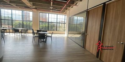 Oficina en arriendo en Laureles, Medellín de 20 m2 aproximadamente, cuenta con asesor, cámara de seguridad, piso en porcelanato y  la destinación para abogados, asesores de venta, doctores.Adicional tiene rutas de acceso y transporteCercanías:&nbsp;Centro Comercial el Diamante, Estadio, Avenida Colombia, Universidad Luis AmigóPara mayor información contáctame Melissa Salazar 3147757934