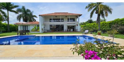 Esta casa es una verdadera joya en el Eje Cafetero. Su arquitectura es tradicional  y absolutamente imponente y, en ella, cada detalle cuenta.

Se destaca el uso de madera, teja de barro, ventanales amplios, espectacular escalera  y una doble altura en el salón comedor y la terraza cubierta, que la hacen tan minimalista como sofisticada.

Esta casa contemporánea, tiene una ubicación estratégica en el sector de El Tigre. Es independiente y segura, así que es apta para uso comercial o residencial.

Además, se encuentra cerca a los colegios bilingues de la ciudad de Pereira.

Cuenta con kiosco y una sala lounge en el techo de éste, para aprovechar la vista y el espectacular entorno verde. También tiene piscina privada y una azomplia zona verde plana que sutilmente se va insertando en un bosque con árboles frutales.

La casa en el primer nivel, cuenta con 3 alcobas, todas con baño privado y la principal, con vestier. Además, biblioteca o estudio. Salón comedor, baño social, cocina integral, zona de ropas inedpendiente, alcoba de servicio completa y una gran terraza cubierta.

Y si requieres más espacio, el segundo nivel cuenta con alcoba con baño completo, balcón y oficina.

Además, tiene una construcciòn independiente, de uso múltiple, bien para casero, guardaespaldas, oficina privada, huéspedes, vivienda de conductores, entre otros.

Cuenta con 2 parqueaderos cubiertos y espacio para 3 más descubiertos.

El canon no incluye mantenimiento de jardín ni de la piscina.

Te va a encantar tanto como a nosotros.

 
