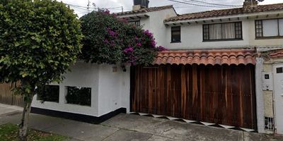 ¡Bienvenido! Amplia y cómoda casa en venta con construcción legalizada, ubicada en el exclusivo sector de Villa Magdala, con un área construida de 200 m². La propiedad cuenta con cinco habitaciones bien iluminadas, tres baños funcionales, parqueadero cubierto y un hermoso jardín interior de 54 m², ideal para el descanso o reuniones familiares. Su ubicación estratégica, a pocos pasos de la Autopista Norte y la Calle 153, ofrece fácil acceso al transporte público, centros comerciales, colegios y zonas verdes. Una excelente oportunidad para vivir en un entorno residencial. Agenda tu cita! Cod: 4797