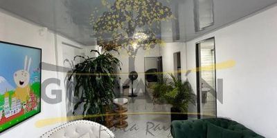 Se vende casa bifamiliar, es una sola escritura. El inmueble cuenta con una area total de 126 metros dividos en dos apartamentos de 64mts y 60 mts, los cuales tienen 2 habitaciones, 1 baño, cocina integral, sala comedor, zona de ropas. Barrio Téjelo sobre la carrera 65, zona comercial cerca, estrato 3.