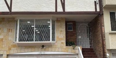 Excelente casa buena iluminación natural , dos niveles, patio ,parqueadero cubierto y deposito interno, buenas vías de ingreso ,cercana a zona comercial , bancario supermercados ,centro comercial Unicentro