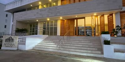 CODIGO INTERNO 27372.En el corazón de la ciudad, se encuentra este encantador apartamento de 1 habitación y 2 baños, con 47 metros cuadrados de elegancia y comodidad. Su diseño moderno y funcional crea un ambiente acogedor y sofisticado. La luminosidad de sus espacios y la distribución inteligente hacen de cada rincón un lugar especial. Además, cuenta con 1 parqueadero para tu conveniencia. Vive la experiencia de un estilo de vida único en este exclusivo inmueble. ¡Bienvenido a tu nuevo hogar!