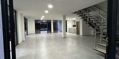 Casa Campestre en arriendo y venta en Combia en unidad cerrada cerca a rutas de transporte público y servicios complementarios de la zona. Cuenta con dos amplios niveles, salacomedor, estudio, seis habitaciones, tres baños, cocina integral tipo americano en mesón de Quartzone, estufa, calentador a gas, área de servicios, zona de ropas, patio, jardín y antejardín. También cuenta con piscina, cancha de fútbol, kiosko independiente para mayordomo y lago de pesca de 400 metros. La unidad posee de ocho parqueaderos con cuarto útil. Inmueble sujeto a verificación de disponibilidad.