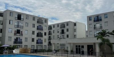 Se vende espectacular apartamento en primer piso, ubicado en Ciudad Guabinas, Yumbo, conjunto residencial Tairona. Cuenta con un área de 50 m², 2 habitaciones, 2 modernos baños, una espaciosa y luminosa sala comedor perfecta, cocina con mesón en porcelanato diseñada para tu confort, zona de oficios y parqueadero comunitario. Está ubicado en un primer piso esquinero dentro de una torre de 5 pisos sin ascensor, sin vecinos enfrente, lo que garantiza privacidad y tranquilidad. La unidad ofrece excelentes servicios y comodidades como dos piscinas para niños y adultos; dos salones sociales perfectos para celebrar reuniones o eventos; estacionamiento común amplio y cómodo para tus visitas; fácil acceso a transporte público y una ubicación privilegiada a solo unas cuadras del centro comercial Country Mall y tienda D1. VALOR DE VENTA: $165 millones. Información Adicional al PBX (602) 5532727 o con Lilian Vidal 318 3349388