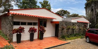 Venta hermosa casa campestre en el paraiso de Dapa Yumbo, un escenario natural que puede rodear  restaurantes, hostales, glamping, sitios de entretenimiento al aire libre, rodeada de un extenso terreno de bosques  a borde de carretera, excelente ubicación, vista de 180 grados a un hermoso  paisaje natural  con vista a las montañas que invita al descanso y al recogimiento,  acueducto propio, dos entradas y nacimiento de agua, internet gratis, hermosos jardines, la casa cuenta con una extensa terraza con multiples opciones para la recreación, sembrado de árboles frutales, la casa prinicipal, tiene dos salones comedor, cocina amplia, zona de oficios, cinco habitaciones mas la de la empleada, estudio, tres baños, terraza, piso en granito pulido, muebles empotrados de madera, adicional tenemos casa de mayordomo con bodega y vivienda de dos pisos, acceso pavimentado y con huellas. Se escuchan ofertas. (las medidas son aproximadas).
 
