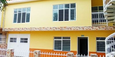 Se alquila apartamento primer piso ubicado en la Base. Consta de garaje, sala comedor, 3 habitaciones sin closets, cocina sencilla, baño social remodelado y patio de ropas. Localizado cerca de avenidas principales. VALOR DEL CANON: $1.250.000 servicios independientes. Para más información comuníquese al PBX 602 5532727 - 3155019033