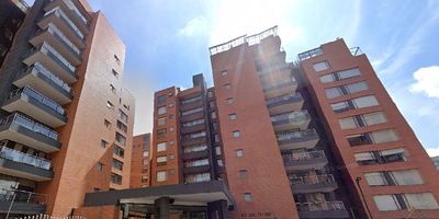 Espectacular apartamento de 138 m², un espacio que ha sido pensado para cada uno de los miembros de su familia. Aquí no hay límites para la comodidad. Desde que entran, la luminosidad y la distribución inteligente les dan la bienvenida.Este no es solo un apartamento, es un hogar con tres habitaciones con clóset, ideal para el descanso de todos. La habitación principal, con su baño privado, se convierte en un refugio personal, un lugar para desconectar al final del día. Y para la tranquilidad de todos, el apartamento cuenta con un total de cuatro baños, El corazón de este hogar es su amplia sala-comedor con chimenea, el escenario perfecto para sus reuniones y momentos especiales.La cocina, funcional y con excelente ventilación, es un sueño para cualquier chef. Su diseño cerrado garantiza la privacidad y el orden.este apartamento te brinda Ubicación Estratégica en una Zona de Tradición Cod: 4758