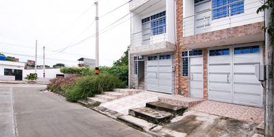 Sala, Comedor, 1 Baño Social, 1 Estar habitaciones, 3 Habitaciones, 2 baños privados, Cocina, 1 Patio interior, 1 Garaje.