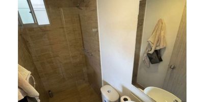 apartamento en Bello sector en prado cerca al parque de bello,3 alcobas, 2 baños, cocina integral, sala- comedor parqueadero cubierto. vista Medellín no le da poniente tan solo una cuadra de la plaza de mercados de bello, a 5 cuadras del metro estación Bello, sector de bastante comercio, zona residencial con facilidad de transporte a menos de 5 minutos de metro, estación bello, cerca del centro comercial fabricato y puerta del norte.
