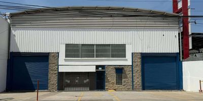 Bodega en arriendo en el barrio Bosque, es una excelente opción para empresas o emprendedores que buscan un espacio amplio, seguro y bien ubicado en Cartagena. Cuenta con oficinas en primer y segundo piso con un area de 219m2, área de bodega  para almacenamiento de 1577m2, baterias de baños para hombres y mujeres con ducha. El barrio Bosque es conocido por su ambiente industrial y comercial, ofreciendo facilidades para actividades logísticas, de almacenamiento o producción. Características principales de la bodega en Bosque,  Ubicación estratégica: Situada en una zona industrial y comercial de fácil acceso, cercana a vías principales y puntos de transporte, lo que facilita la movilización de mercancías y operaciones. Espacio amplio: La bodega cuenta con un gran área de almacenamiento, con techos altos y distribución que permite adaptarse a diferentes necesidades empresariales. Seguridad: Sistema de seguridad integral, control de acceso y vigilancia, garantizando la protección de los bienes almacenados. Infraestructura moderna: Instalaciones en buen estado, con servicios básicos adecuados y posibles adaptaciones según requerimientos específicos. Condiciones de arriendo: Contrato flexible y condiciones que se ajustan a las necesidades del arrendatario, con la posibilidad de negociar términos y duración. Si deseas más información sobre esta bodega en el barrio Bosque, o necesitas asesoría para gestionar el arriendo, no dudes en contactarme.