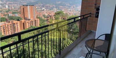 CÓDIGO: 9427FR356

Hermoso apartamento con

Área 125m2, 3 alcoba principal con baño, closet, 2 baños, cocina integral, red de gas, zona de ropas, sala, comedor y balcón con vista panoramica.
 

Estrato 5, piso 6 con ascensor, 1 parqueadero, piscina, jacuzzi, sauna, pista de squash, salón social, juegos infantiles, zona de mascotas y portería 24/7.

Cerca al centro comercial City Plaza y mall Guadalcanal, iniciando la loma Escobero. Excelentes rutas de transporte.
