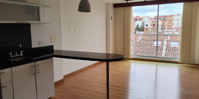 Hermoso Apartamento de 71.09 Mts en 4 piso. Consta de 2 habitaciones, la habitación principal con baño y Vestier, 1 baño auxiliar, sala comedor amplia, balcón, cocina abierta con horno, zona de lavandería, 2 parqueaderos independientes y depósito. 
Excelente ubicación cerca de la estación 142 y 160, Av. 19, Autopista Norte, colegios, universidades y restaurantes. Contáctanos, esta es la oportunidad perfecta tanto para vivir como para invertir.